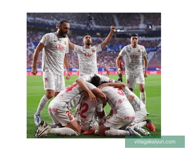 兰斯锋线表现稳健，球队在法甲联赛中持续保持竞争力。